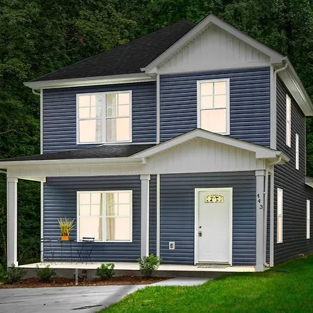 Minutes From Downtown - The Comfy Navy Nestler Villa